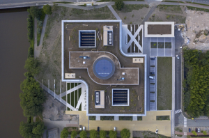 Nový dokument „Jak roste město“ představí příběh budovy ČSOB na Eliščině nábřeží v Hradci Králové.