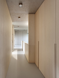 Vila je plná kontrastů - surový beton a teplý dřevěný nábytek. (Vila Troja, Stempel & Tesar architekti)