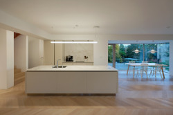 Pohled do kuchyně (Přestavba rodinného domu v Ostrovačicích, INK ARC)