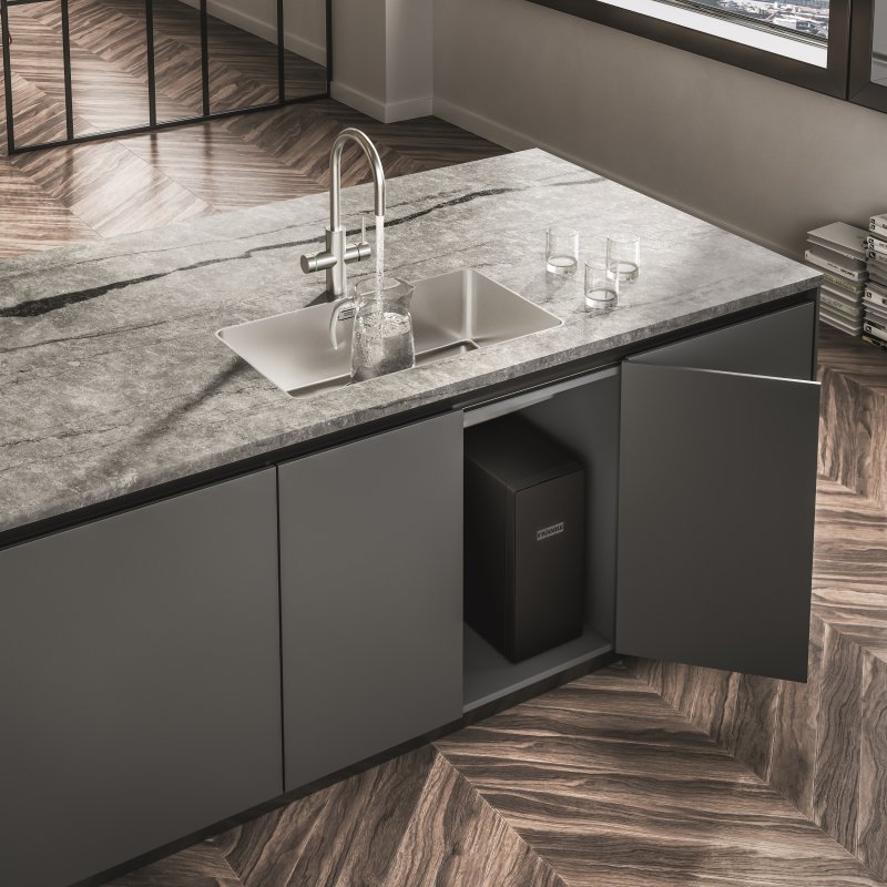 Mythos Water Hub obsluhuje technologie uložená do kompaktního boxu, který se instaluje pod dřez