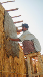 Úspěšná kombinace surovin s nízkými emisemi a sociálně udržitelných stavebních technik