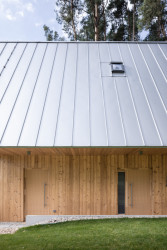 Architekti Martin Maňo a Tomáš Amtmann navrhli na břehu slovenské vodní nádrže Horná Studená Voda dřevěnou chatu