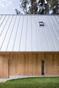 Architekti Martin Maňo a Tomáš Amtmann navrhli na břehu slovenské vodní nádrže Horná Studená Voda dřevěnou chatu
