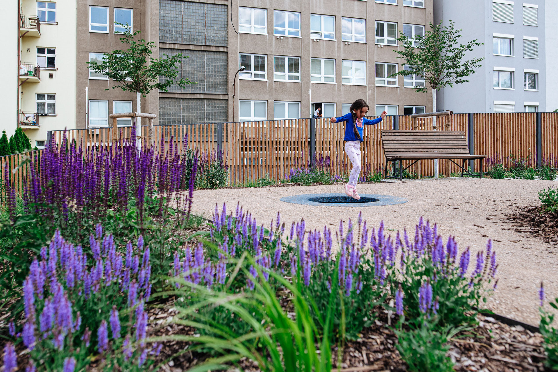 Součástí je i malá trampolína (ateliér YYYY, park U Uranie)