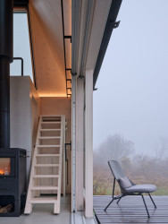 Spací patro, schody jsou přes den "uklizené". (Domek ve vinici; Ark-Shelter, Archekta)