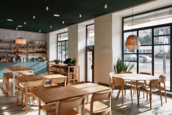 Čalounění dlouhé lavice v hlavním prostoru, ale i profilovaný tmavě zelený heraklit na stropě. (KRO Vršovice, NEUHAUSL HUNAL)