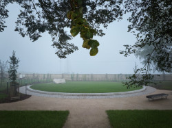 Navíc tento způsob nevyžaduje hrobové místo, což je důležité zejména v hustě obydlených oblastech. (Poslední místo, mjölk architekti)