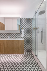 Ani v koupelně není příliš moc ostrých hran. (Byt v Karlíně; momentura)