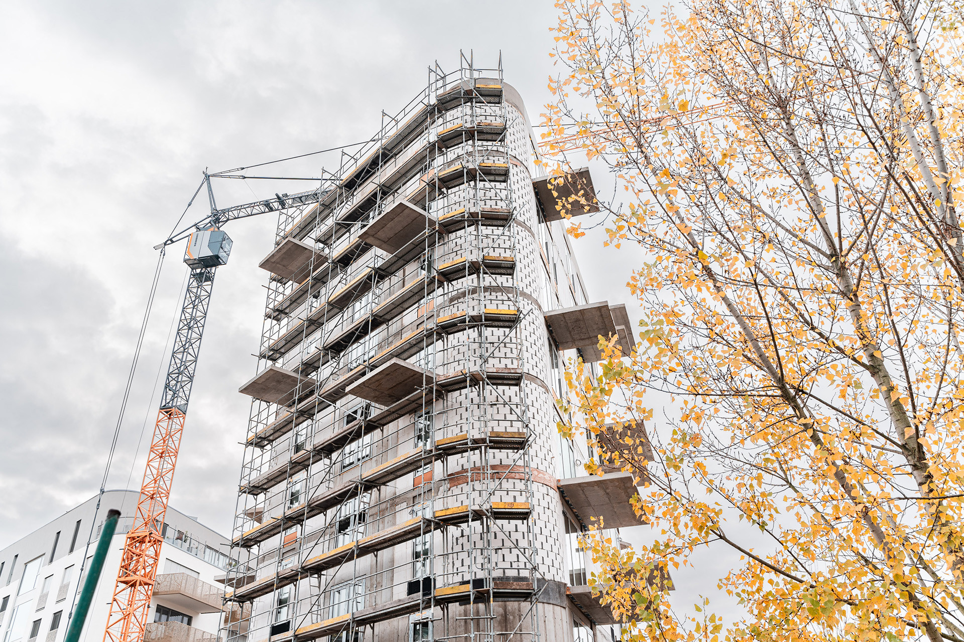 Hlavním přínosem doporučeného řešení byly úspory v nákladech na zhotovení stěn. Zdění z vápenopískových tvárnic Silka Tempo je až o 50 % levnější než zhotovení vnitřních železobetonových konstrukcí.