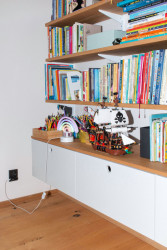 Knihovna (Interiér domu v Lysolajích, Amulet architekti)