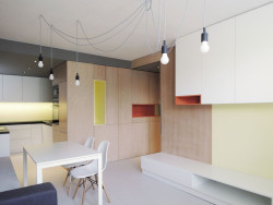 Nábytkový blok, který v sobě skrývá jak část kuchyňské linky, tak i úklidovou skříň a spíž na potraviny. Studio ČTYŘI STĚNY, Rekonstrukce bytu v Krči - foto