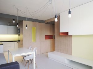 Nábytkový blok, který v sobě skrývá jak část kuchyňské linky, tak i úklidovou skříň a spíž na potraviny. Studio ČTYŘI STĚNY, Rekonstrukce bytu v Krči - foto