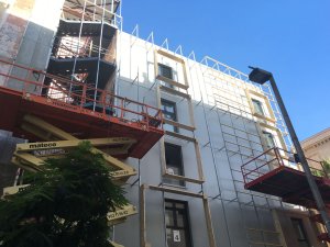 Dočasný bytový dům v Barceloně, Straddle3 + Eulia Arkitektura + Yaiza Terré.