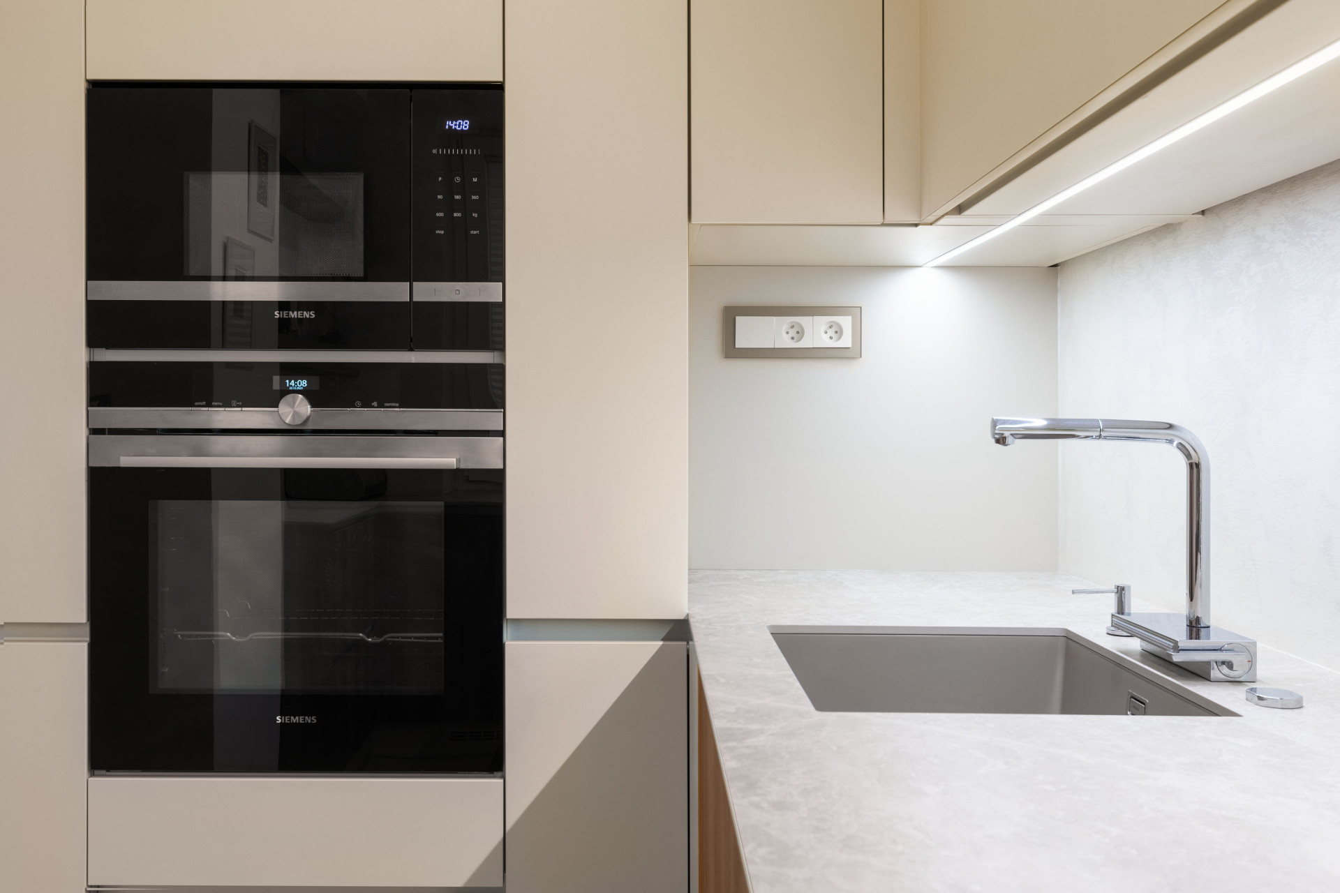 „Pro kuchyňskou linku jsem volila kvalitní chytré materiály, které jsou krásné i praktické v jednom. Třeba pracovní deska z kompaktu je velmi odolná vůči vodě a umožňuje také využití šikovného podstavného dřezu,“ popisuje designérka Jandíková.