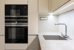 „Pro kuchyňskou linku jsem volila kvalitní chytré materiály, které jsou krásné i praktické v jednom. Třeba pracovní deska z kompaktu je velmi odolná vůči vodě a umožňuje také využití šikovného podstavného dřezu,“ popisuje designérka Jandíková.