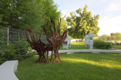 Plastika od Jana Dostála s motivem rukou  (Rekonstrukce hřbitova v Pátku, Tomáš Podrázský)