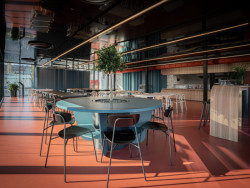 Mjölk architekti ve spolupráci s interiérovou designérkou Jitkou Třmínkovou navrhli jídelnu děčínské firmy RYKO.