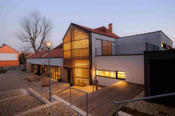 Budova knihovny s restaurací ve Šlapanicích od Milana Podroužka a spoluautorů