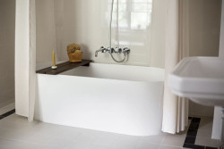 I v koupelně se potkává současný a historický design (Apartmán v Laichterově domě, Other Projects Studio)