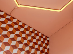 Prostor oživují i výrazné barvy. (Minimální byt v Rotterdamu, STAR - Strategies and Architecture, BOARD - Bureau of Architecture, Research and Design)