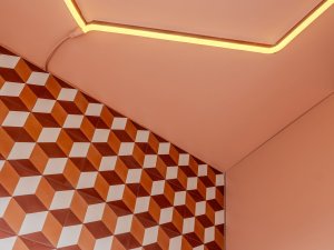 Prostor oživují i výrazné barvy. (Minimální byt v Rotterdamu, STAR - Strategies and Architecture, BOARD - Bureau of Architecture, Research and Design)