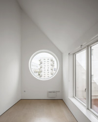 Dům pro umělce v Londýně navrhlo studio Apparata. Umožňuje obyvatelům měnit dispozice bytů, podporuje komunitní život a představuje model flexibilního a sociálně udržitelného bydlení.