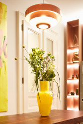 Majitelé bytu sbírají kromě obrazů také design - na fotografii váza od Františka Jungvirta. V interiéru je zastoupena také tvorba Evy Pelechové, Davida Krňanského, Matyáše Maláče, Shynar Kaliyevy, VuTru, Stanislava Ondruše či studia Tititi. (Byt na Novém Městě, Helena Ballošová)