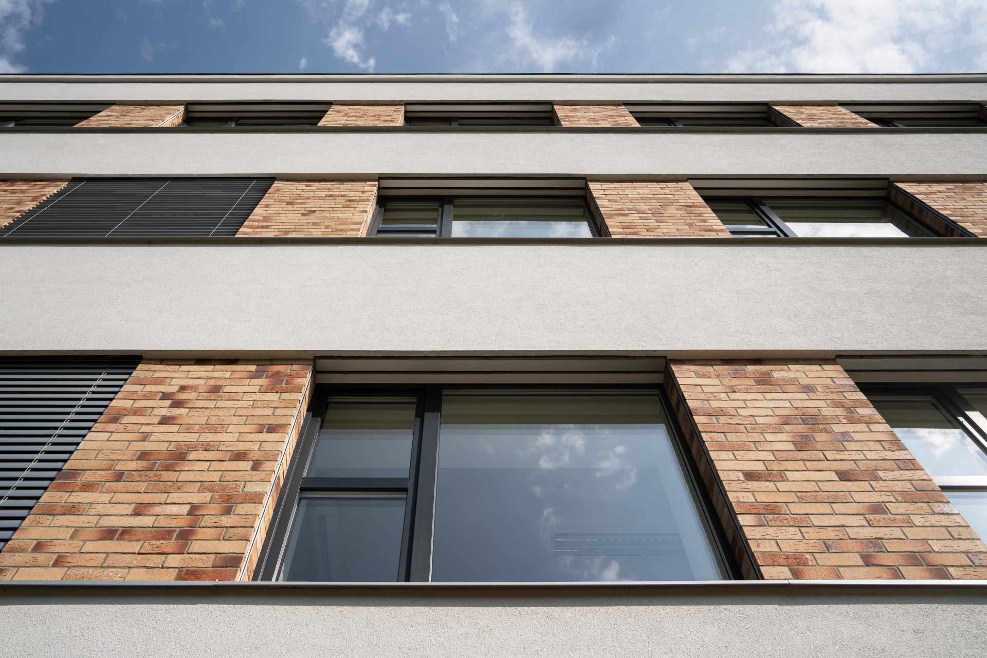 Na fasádě bylo řešeno velké množství detailů, jako například systémové zakrytí žaluziových boxů pomocí desek Sto-Putzträgerplatte, aby nebyl narušen celkový dojem z objektu