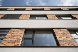 Na fasádě bylo řešeno velké množství detailů, jako například systémové zakrytí žaluziových boxů pomocí desek Sto-Putzträgerplatte, aby nebyl narušen celkový dojem z objektu