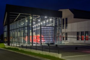 Depozitář jako vitrína pro vozy automobilky Tatra od dvojice Jiří Liškutín a Ladislav Zahradníček