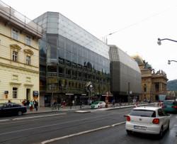 Soudobost: Budova reaguje na okolní kontext, přesto se sebevědomě hlásí k době, ve které vznikla. / Karel Prager, Nová scéna Národního divadla v Praze – foto