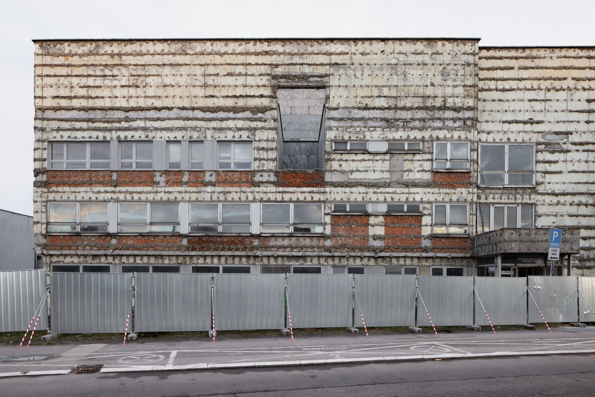 Demolice stavby bude probíhat ještě několik měsíců, realizace nového komplexu by měla začít koncem příštího roku. Zbourání Istropolisu je zatím největší slovenskou ztrátou v kontextu poválečné architektury.