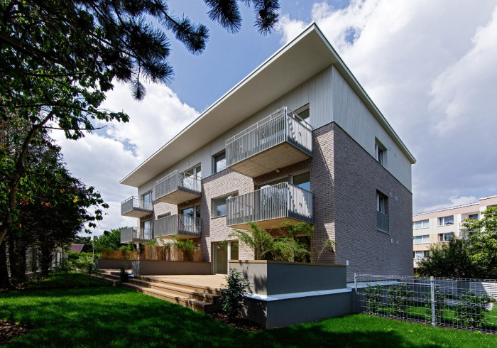 Byty v přízemí mají vlastní zahrádky. (Bytový dům s nájemními byty na Barrandově, maak, M.A.Tomáš)