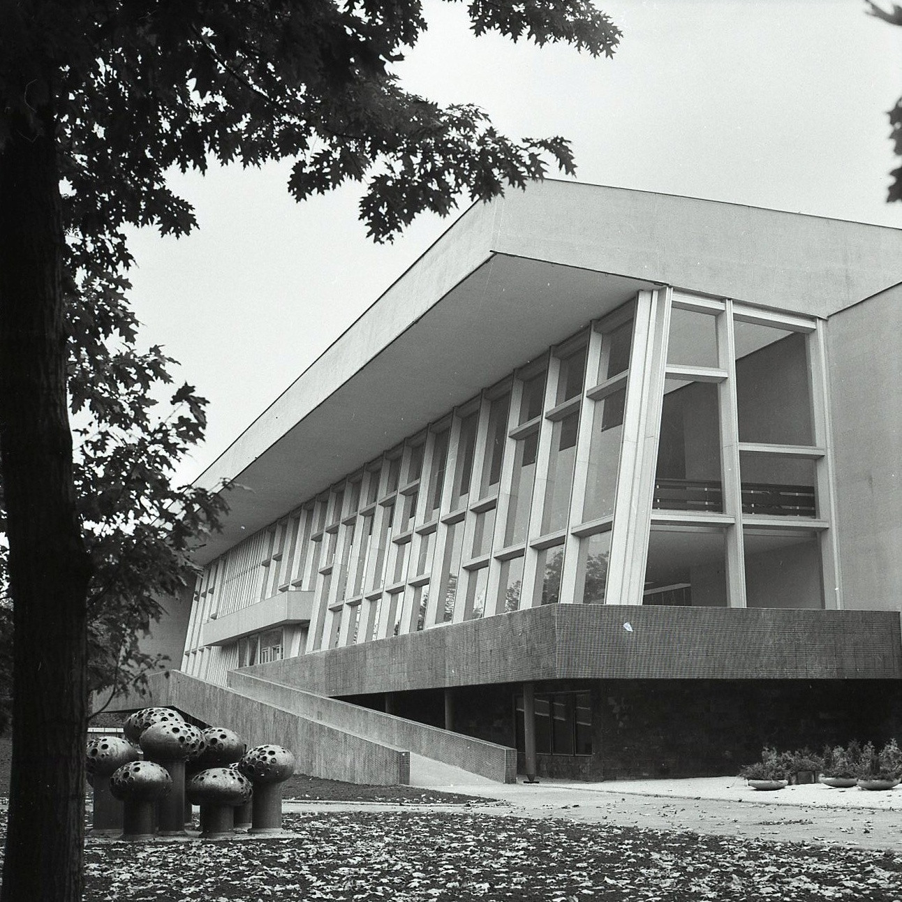 Dobová fotografie Městských lázní Chomutov po svém otevření roku 1980. Zdroj: laznechomutov.cz, archiv Oblastního muzea v Chomutově