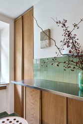 Úložný prostor v kuchyni najdeme mimo jiné v místě bývalé spíže. (Rekonstrukce bytu ve Vršovicích, Amulet architekti)