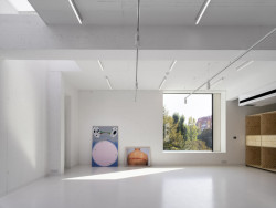 Uvnitř nových ateliérů (Přístavba Pedagogické fakulty Masarykovy univerzity v Brně, studio dílna)