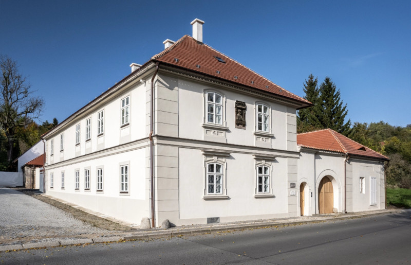 Objekt čp. 12 je památkově chráněný barokní dům z konce 16. století s pozdějšími klasicistními úpravami z 18. a 19. století. (Rodný dům Antonína Dvořáka, Nelahozeves)
