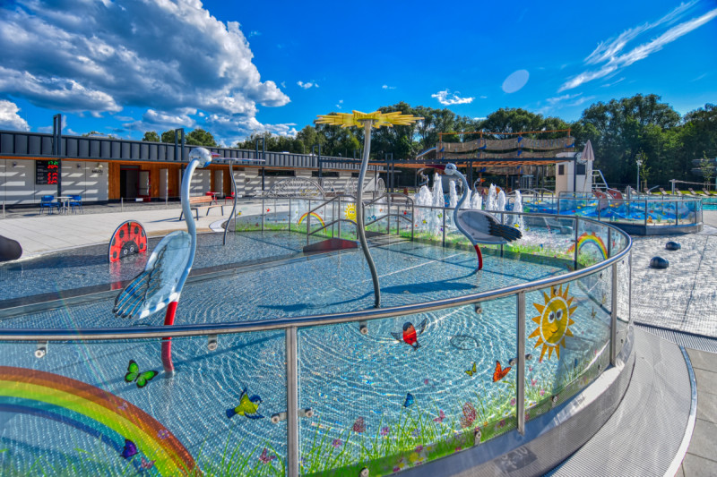 Koupaliště Dubice prošlo proměnou původního přírodního koupání v moderní rekreační areál s nerezovými bazény a vodními atrakcemi.