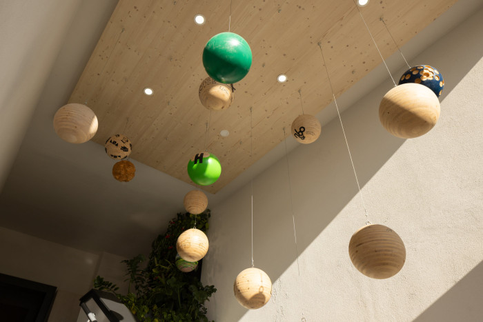 Galerie koulí v Plumlově se postupně plní.