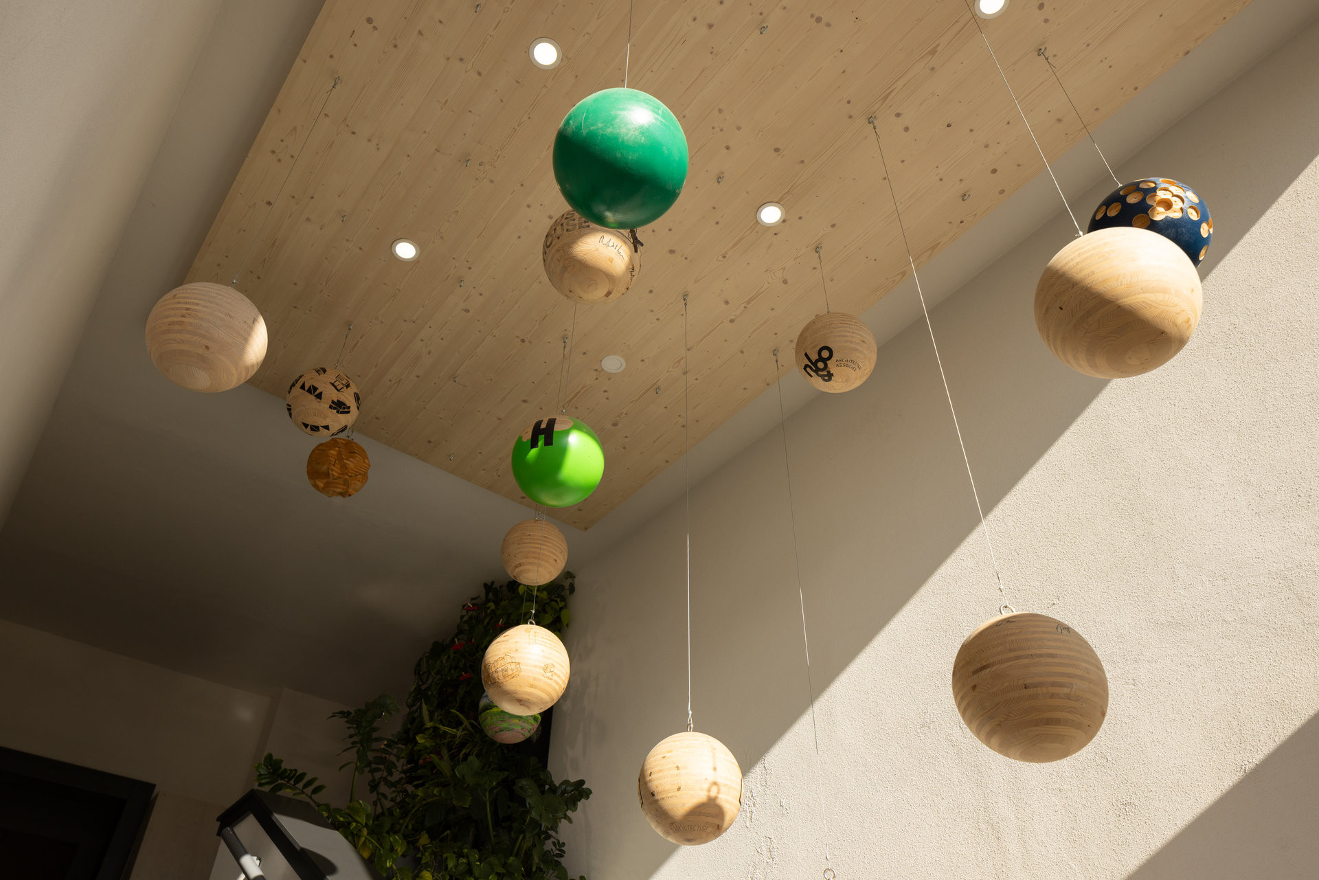 Galerie koulí v Plumlově se postupně plní.