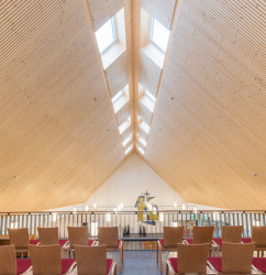 Prostorová akustika je řešena dřevěnými akustickými panely NOVATOP