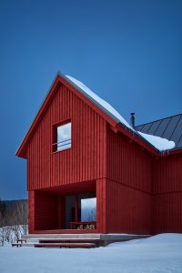 Architekti Aleš Lapka a Petr Kolář předem počítají s množstvím sněhu, které každoročně stavbu zavalí. Přišli s jednoduchým, chytrým řešením. (Chata Bučina v Malé Úpě, studio ADR)