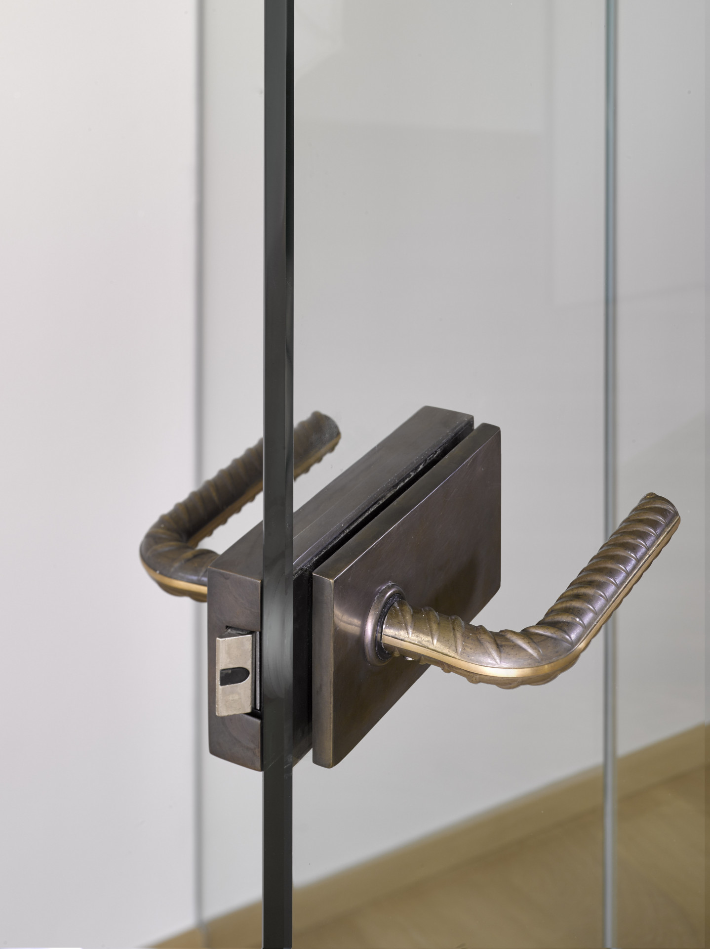 Komunardů XXXV, FIALA+NEMEC/ Stanislav Fiala - detail dveřního kování Rocksor (M&T)