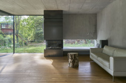 Dubové podlahy, pohledový beton na stěnách a stropu, bílý nábytek – minimalismus zaručen