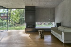 Dubové podlahy, pohledový beton na stěnách a stropu, bílý nábytek – minimalismus zaručen