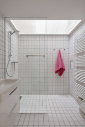 Rekonstrukce domu v Jindřichově Hradci od Matěje Šebka a Martina Petříka: Pohled do koupelny v podkroví