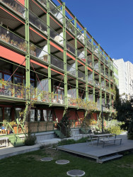 Nejmenší byty jsou jednopokojové, největší mají 7 místností. (Konverze skladu vína na komunitní bydlení; Esch Sintzel Architekten)