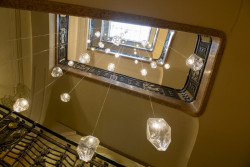 Výslednou podobu rekonstrukce nakonec určil právě důraz na „luxusní“ charakter. Velké hotelové řetězce se v posledních letech začínají odklánět od korporátních, generických interiérů a víc sází na individualitu měst, do nichž chtějí své hosty nalákat – a ideálně je u sebe co nejdéle udržet.