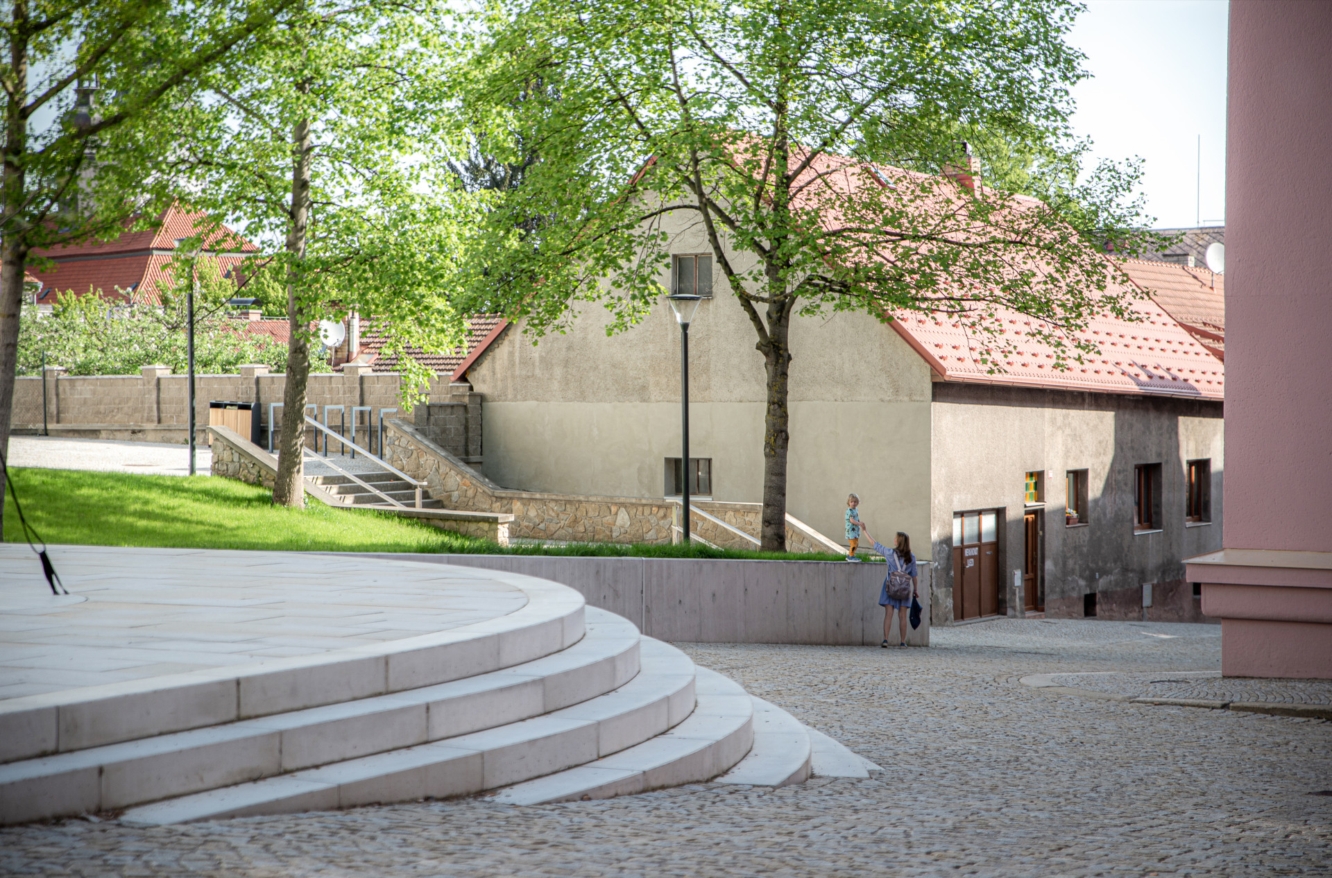 Původně málo přehledné a nevyužitelné prostranství mezi obchodní akademií a gymnáziem v centru Pelhřimova. Nyní park a místo lákající k pobytu. (park mezi školami, MED ARKITEKT)