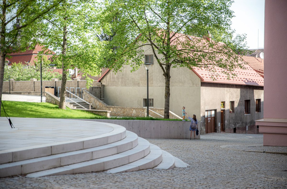 Původně málo přehledné a nevyužitelné prostranství mezi obchodní akademií a gymnáziem v centru Pelhřimova. Nyní park a místo lákající k pobytu. (park mezi školami, MED ARKITEKT)